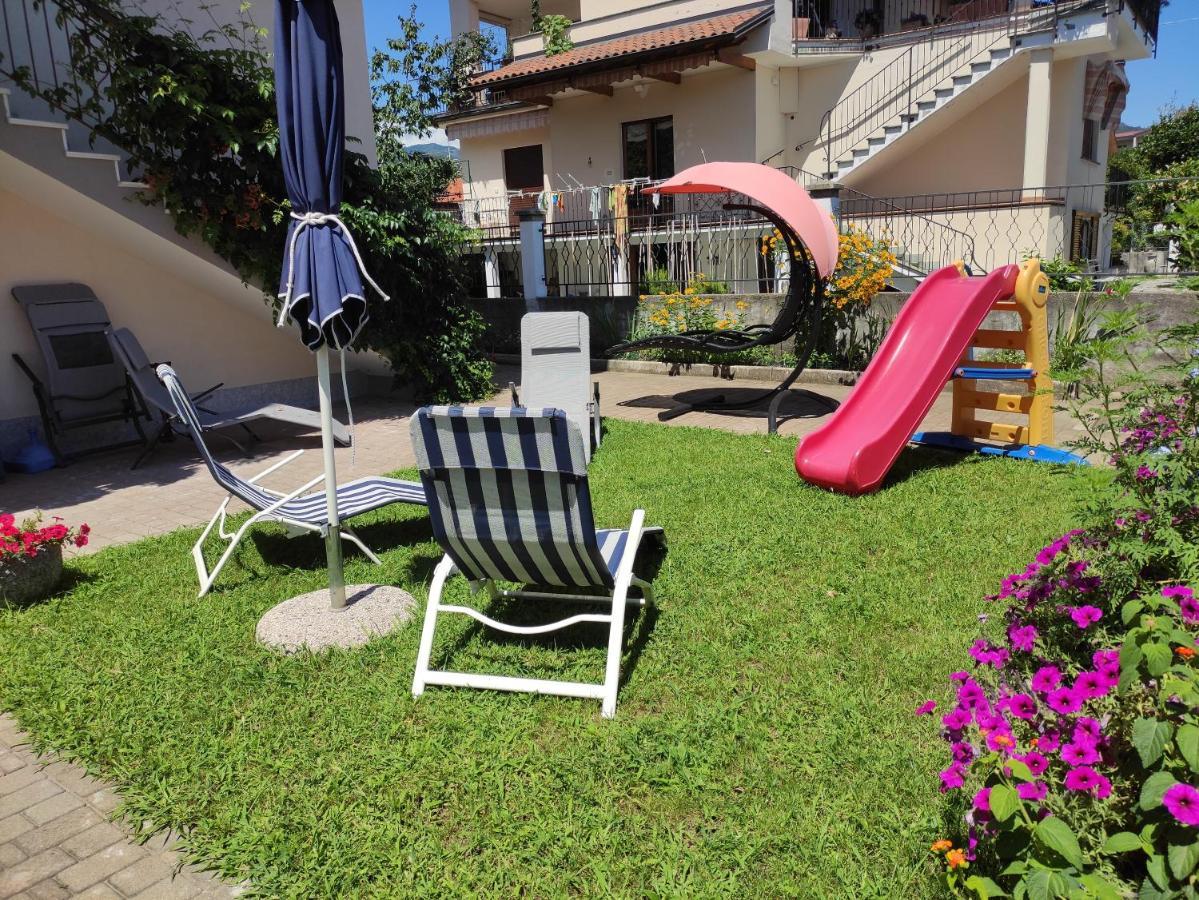 Il Nido Del Merlo Parcheggio E Giardino แวร์บาเนีย ภายนอก รูปภาพ