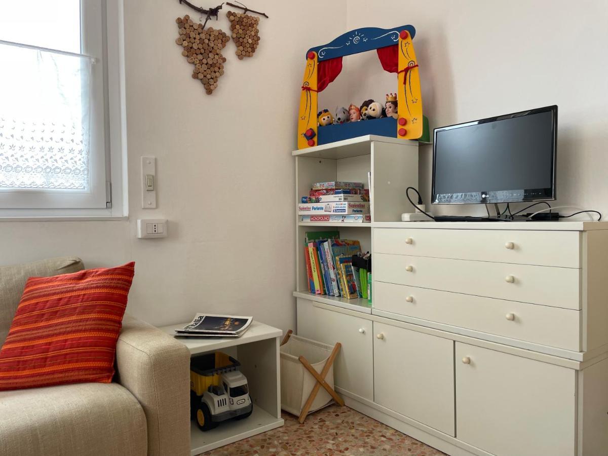 Il Nido Del Merlo Parcheggio E Giardino แวร์บาเนีย ภายนอก รูปภาพ
